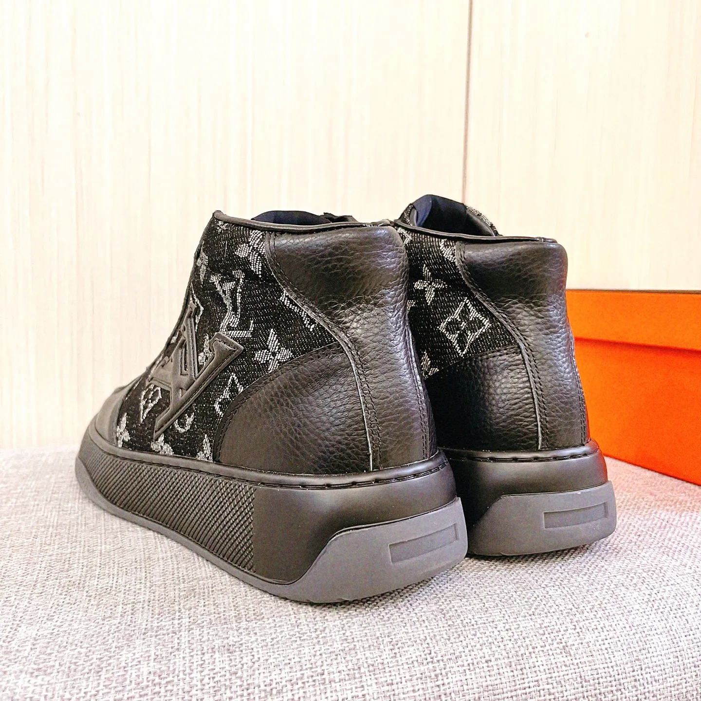 Men's shoes💰 460💰[LV]🔥Louis Vuitton, high-end men's shoes brand, official website 1:1 latest masterpiece: the upper is made of Italian imported first-layer cowhide with a comfortable and breathable lining➕original non-slip and wear-resistant outsole🔥, making walking more convenient and comfortable! An exclusive new model, a stunning work, a beautiful 1:1 replica [color] compared to the official quality! Create a fashionable personality to set off your uniqueness! A must-have for trendy men! Classic🔥Size: 38-44 Color: 🔥Multiple colors available🔥